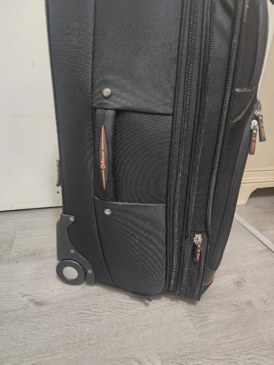 Heys Black checking Luggage. Big size in the set. image indicator(10)