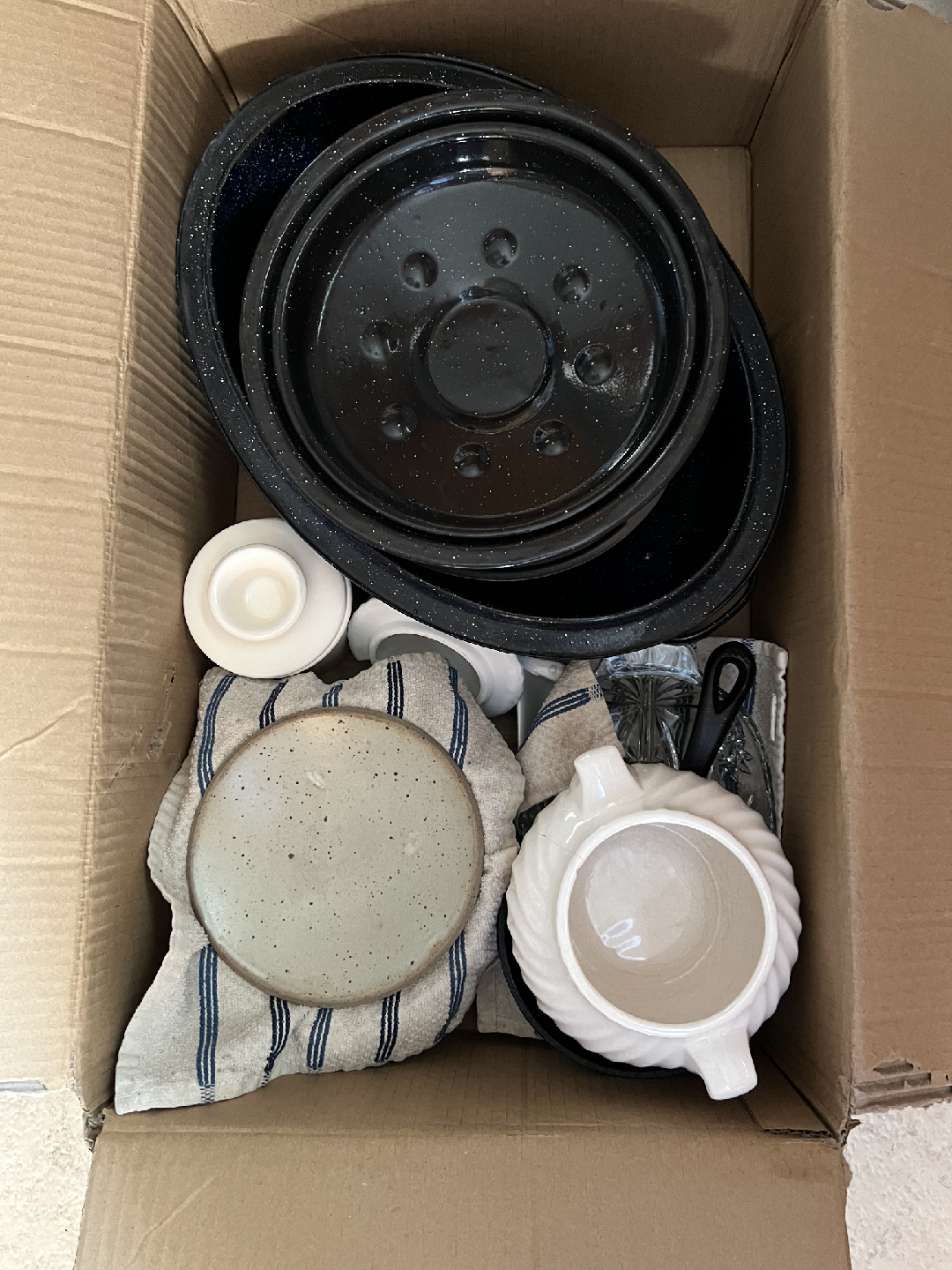 Moving Sale: Assorted Kitchenware - photo 3