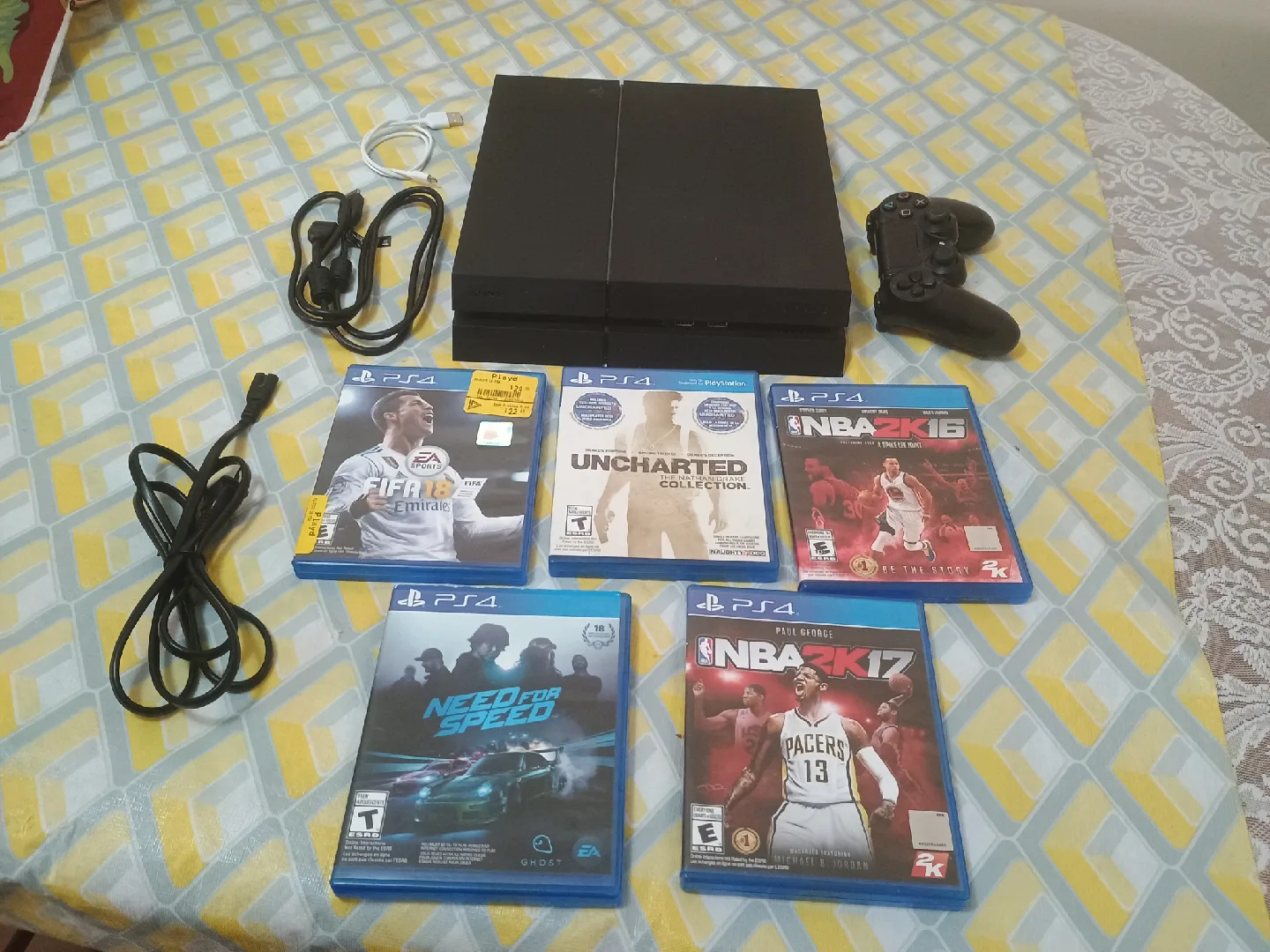 PlayStation 4 + Original Controller + 5 Popular Games image indicator(2)