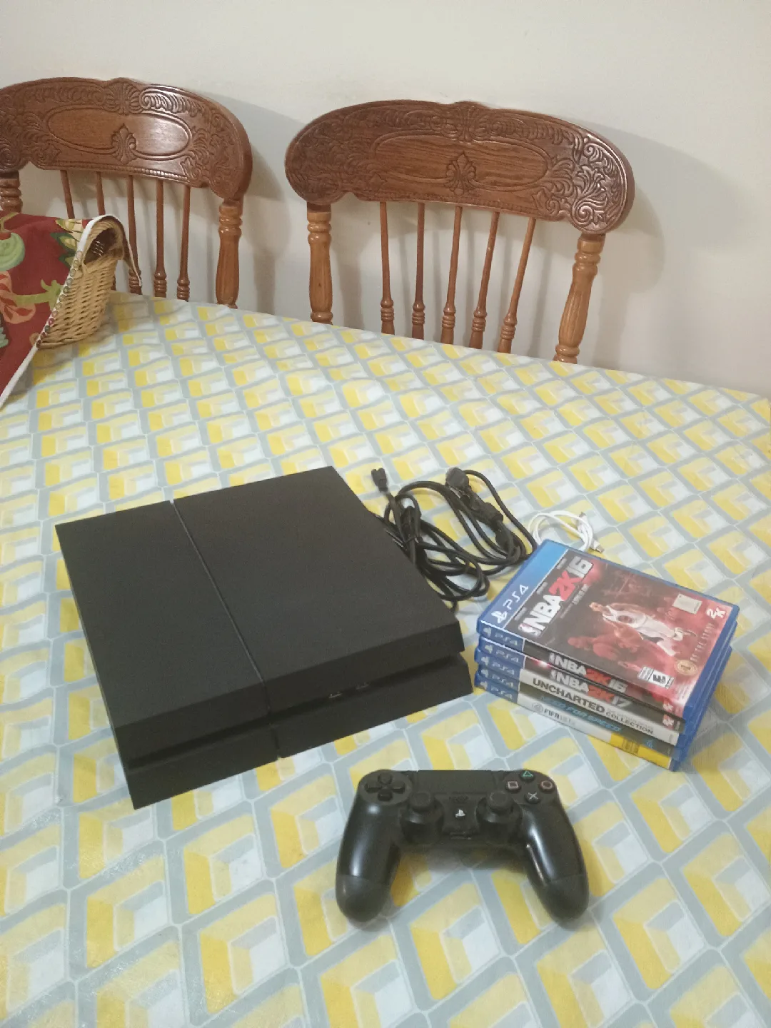 PlayStation 4 + Original Controller + 5 Popular Games image indicator(8)