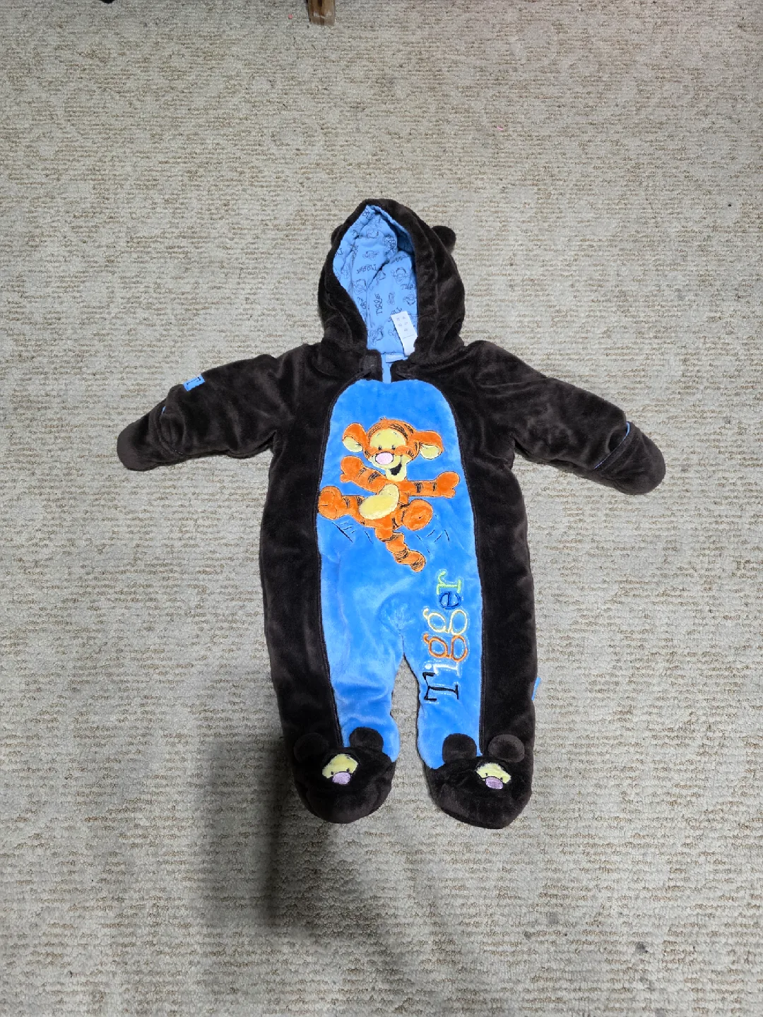 Tigger Onesie. (3 months)