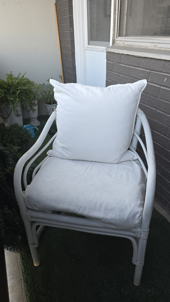 2 White Wicker Chairs with Cushions - photo 2