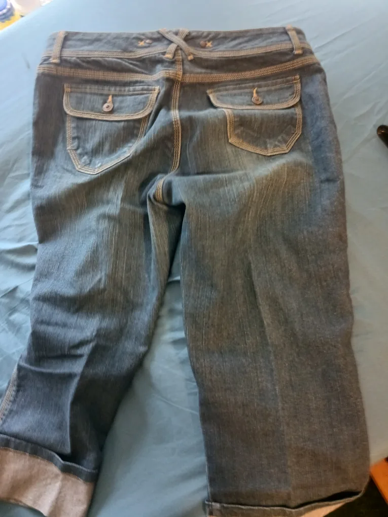 Jeanstar Cropped Jeans image indicator(2)