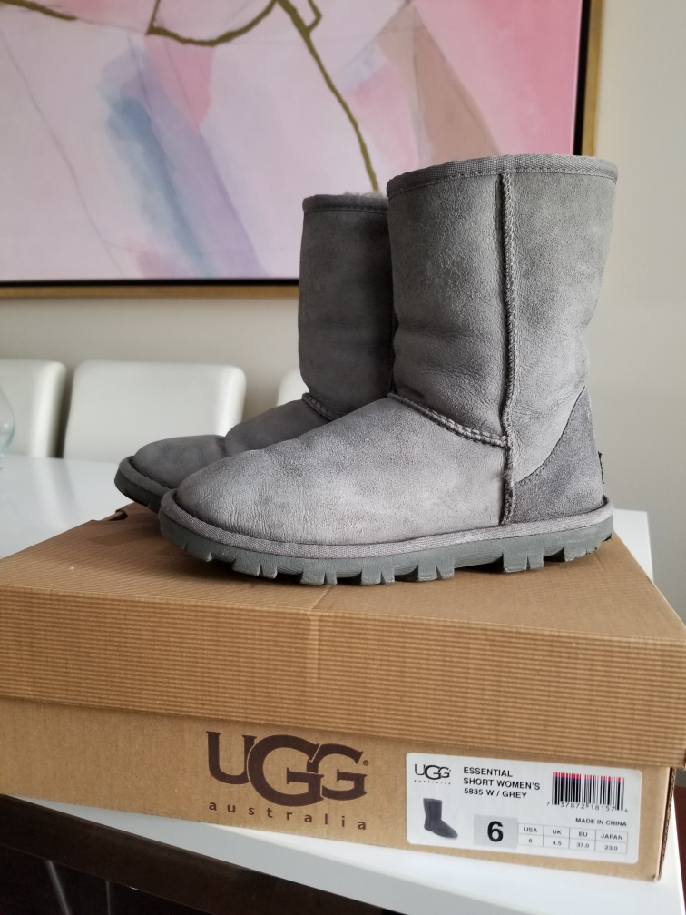 UGG Essential Short Women's Boots, Size 6, Grey