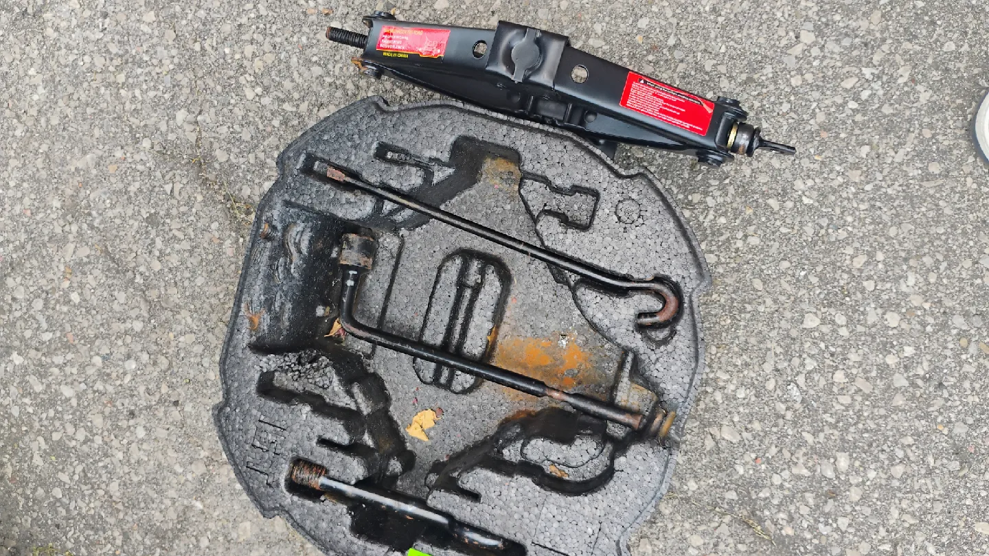 Spare Tire, Jack, and Tools image indicator(3)