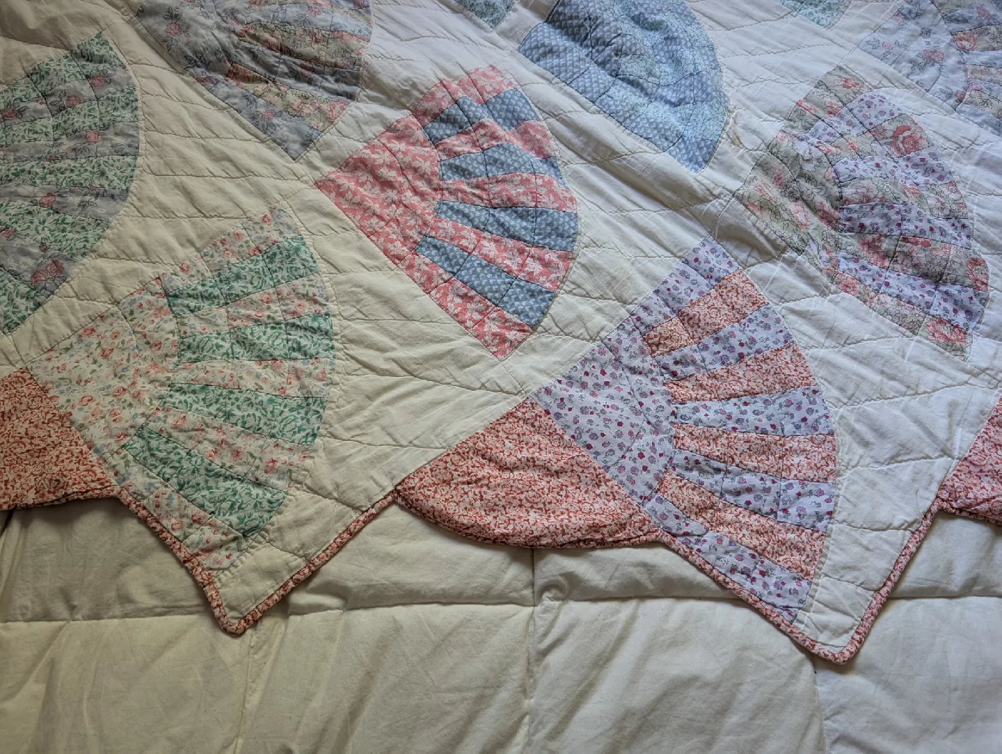 Antique Hand Stitched Patchwork Quilt ~  'Grandmas Fan' Design. image indicator(3)