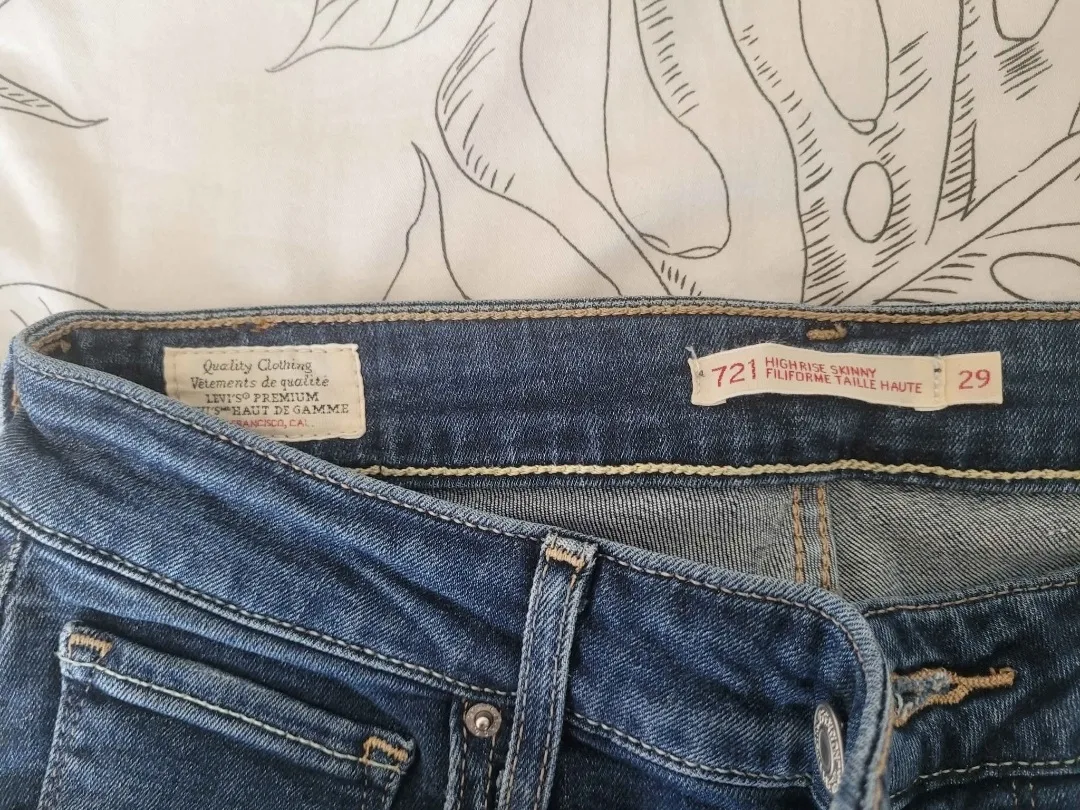 Levi's 721 High Rise Skinny Jeans - Size 29 thumbnail
