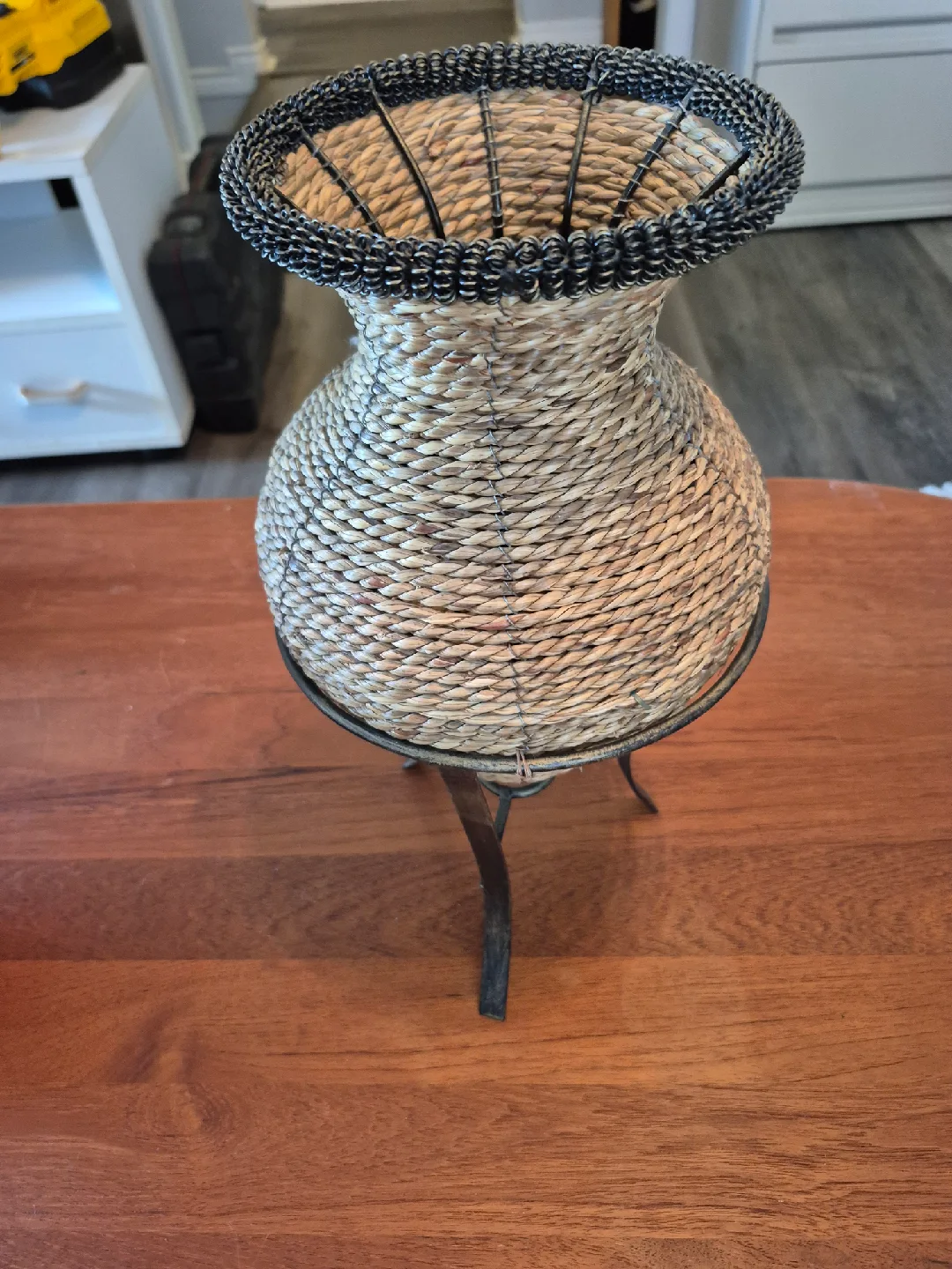 Woven Vase with Metal Stand image indicator(3)
