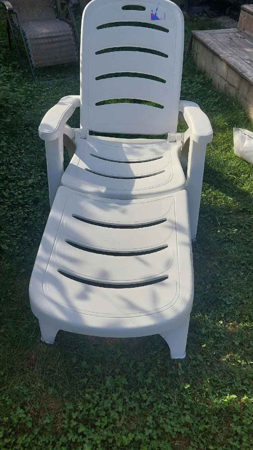 White Plastic Outdoor Lounger Chair image indicator(2)