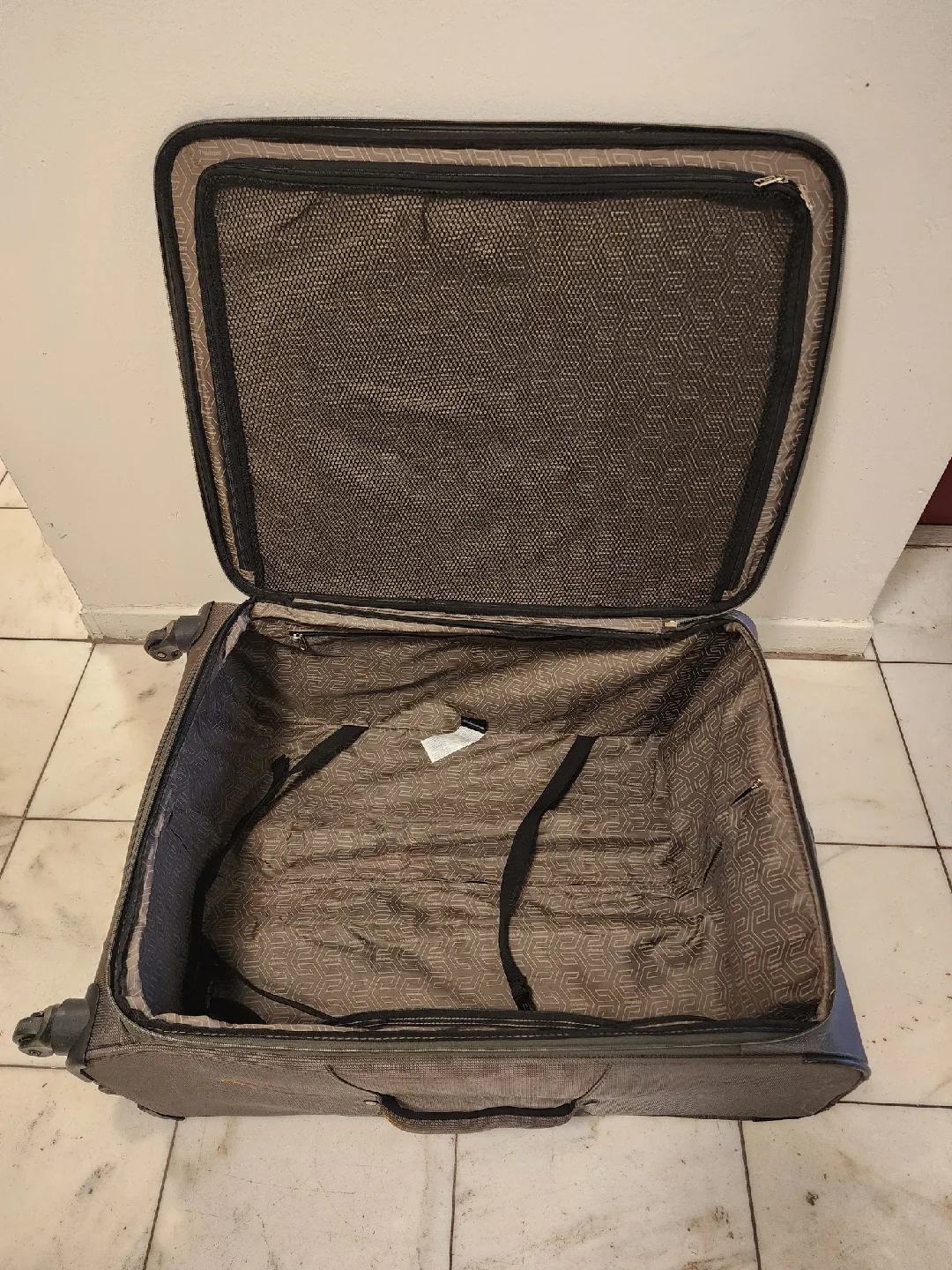 Travelpro Suitcase - check in luggage Size image indicator(6)