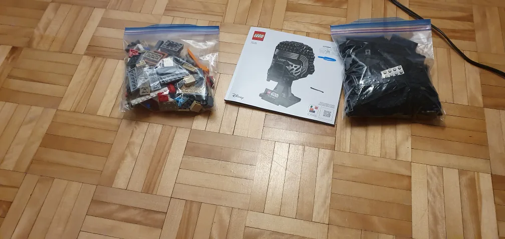 LEGO Star Wars Kylo Ren Helmet 75276 image indicator(2)