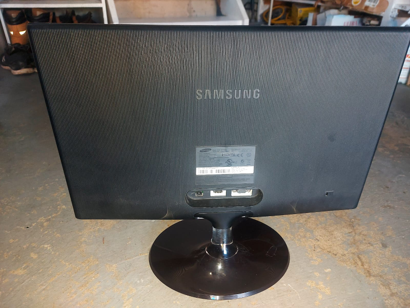 Samsung S22C300H 22 inch LCD Monitor - photo 2