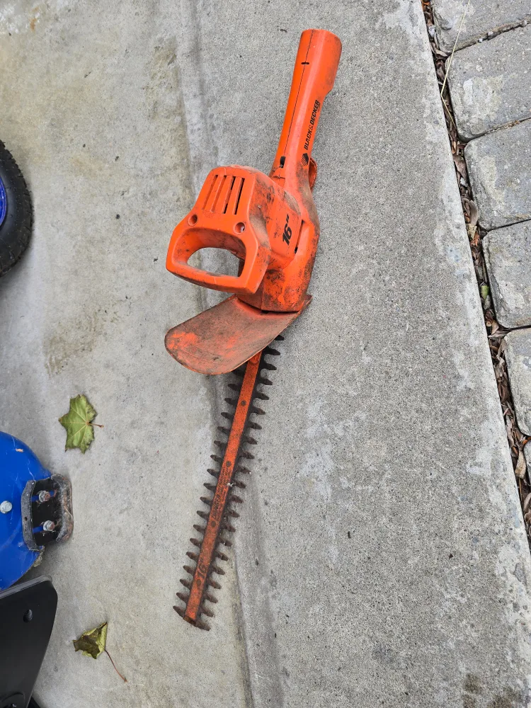 Black & Decker 16" Hedge Trimmer thumbnail