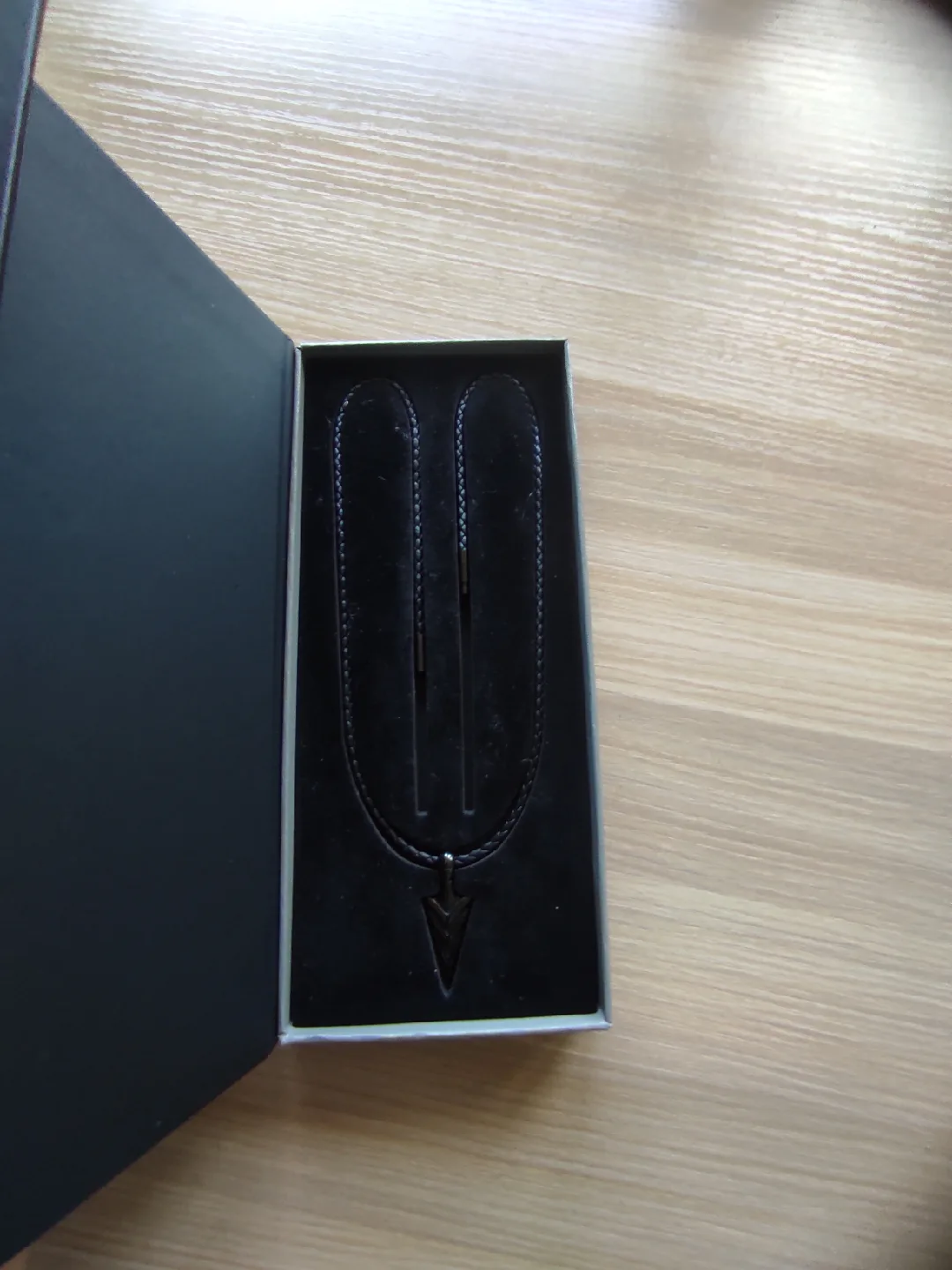 Serasar Black Arrowhead Pendant Necklace thumbnail