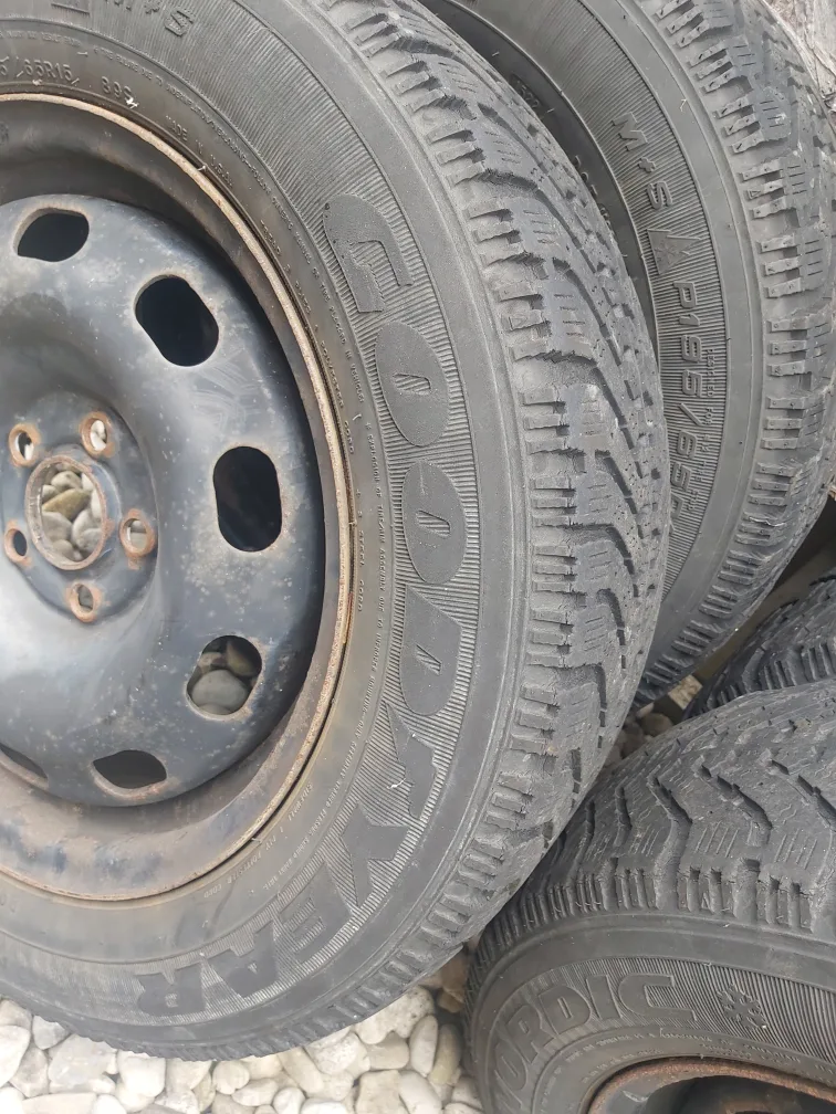 Set of 4 Goodyear Nordic Winter Tires P195/65R15 image indicator(6)