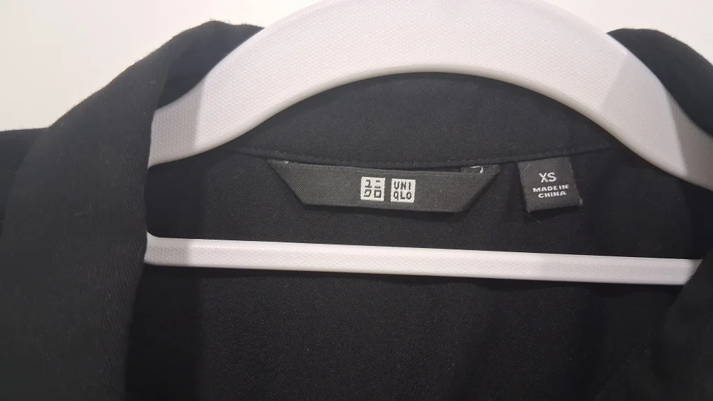 Uniqlo Black Sleeveless Blouse - Size XS image indicator(3)