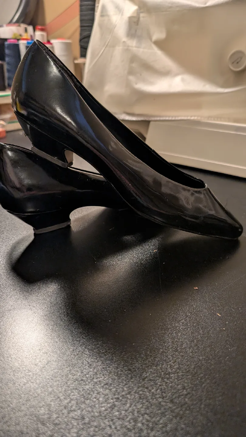 Nine West Black Patent Leather Heels - Size 8B image indicator(2)