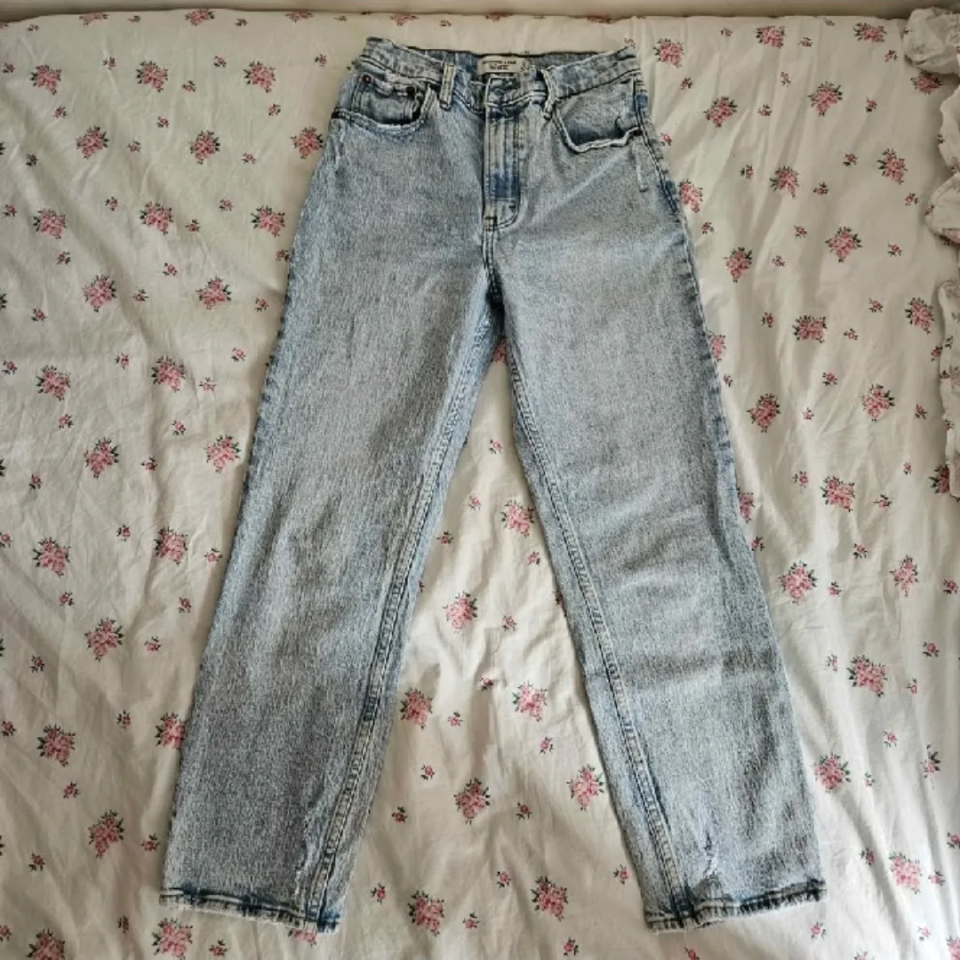 Abercrombie & Fitch Ultra High Rise 90s Straight Jean image indicator(2)