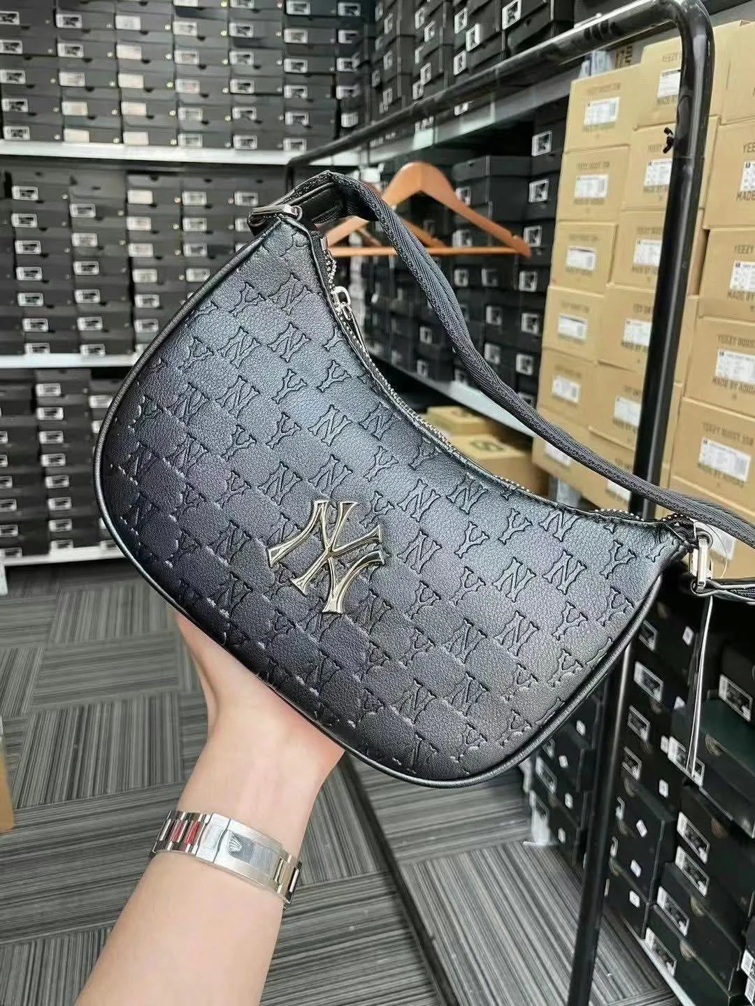 New York Yankees Black Shoulder Bag image indicator(2)