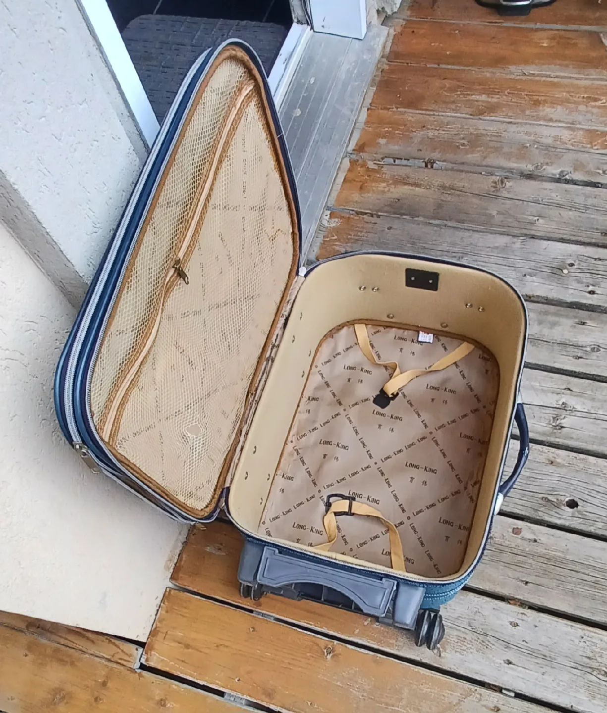 Long King Rolling Suitcase Carry on image indicator(4)