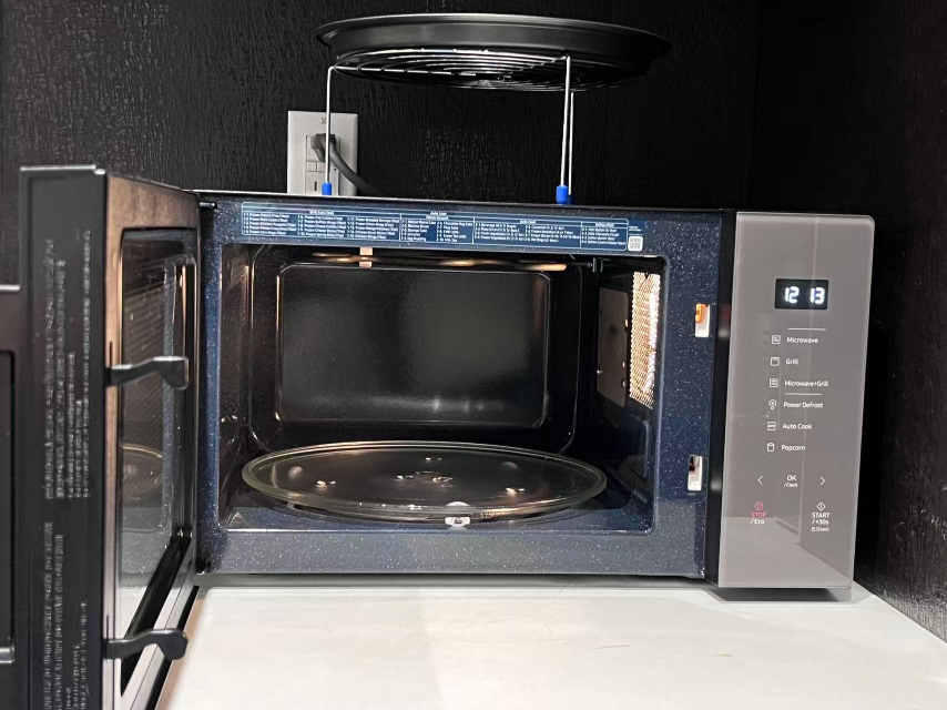 Samsung Countertop Microwave with Grilling Element in Charcoal - photo 4