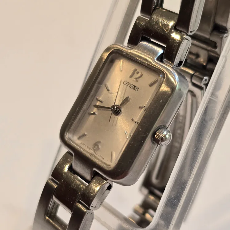 Citizen Quartz Tank Watch image indicator(4)