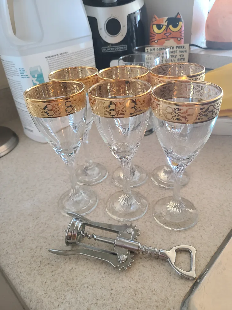Set of 6 Gold Trimmed Wine Glasses thumbnail