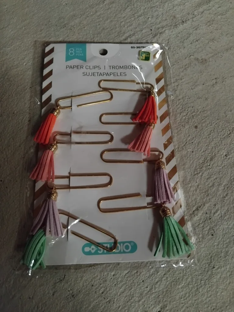 Studio Paper Clips & Crafter's Square Craft String image indicator(3)