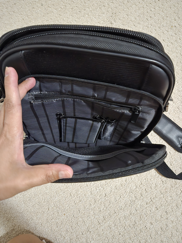 Kenneth Cole Reaction Black Messenger Bag - photo 3