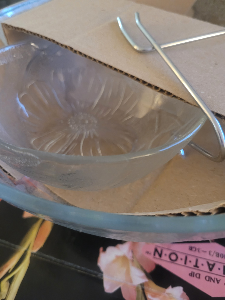 Carnation Chip and Dip Bowl Set, New in Box 🥕 - photo 2