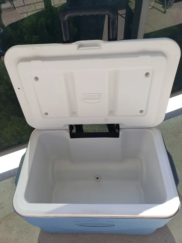 Coleman Rolling Cooler - Blue image indicator(2)