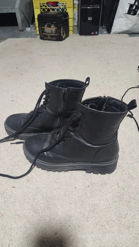 Black Boots Size 7.5 thumbnail