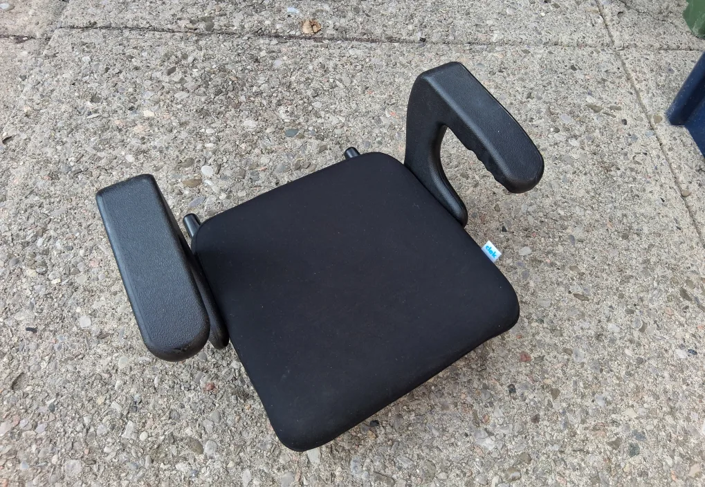 Clek Ozzi Booster Seat - Black with locking mechanism image indicator(3)