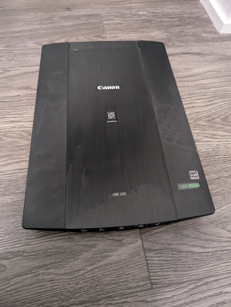 Canon CanoScan LiDE220 scanner