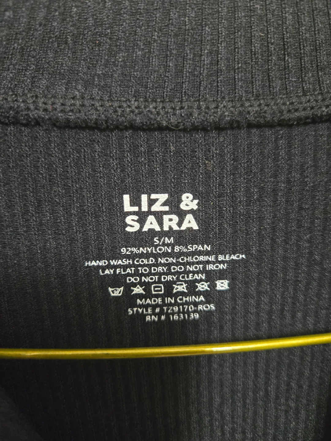 Brand New Liz & Sara Black Ribbed Zip-Up Crop Top - Size S/M image indicator(3)