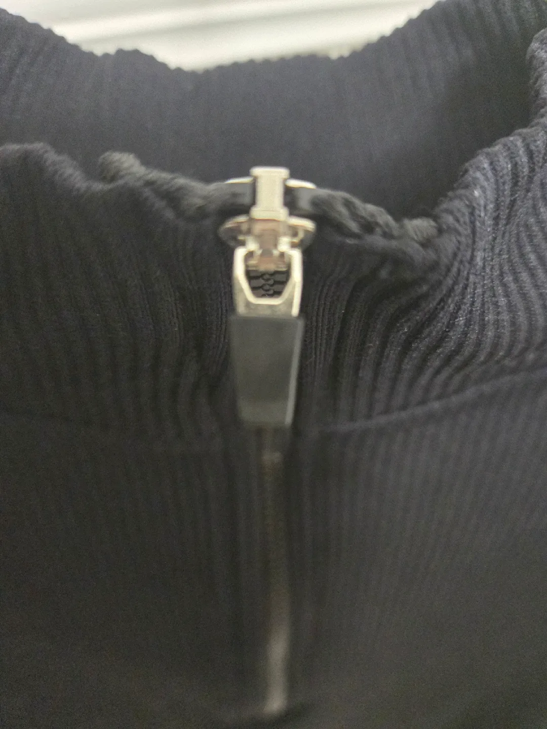 Brand New Liz & Sara Black Ribbed Zip-Up Crop Top - Size S/M image indicator(4)