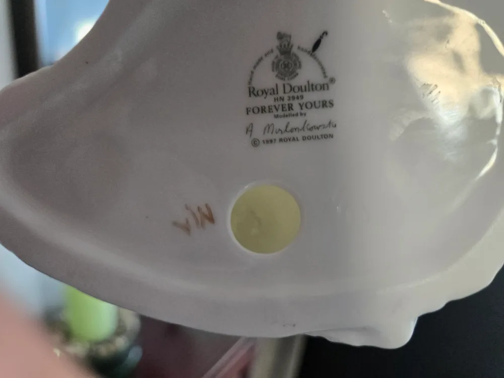 Royal Doulton Forever Yours Figurine HN 3949 image indicator(3)