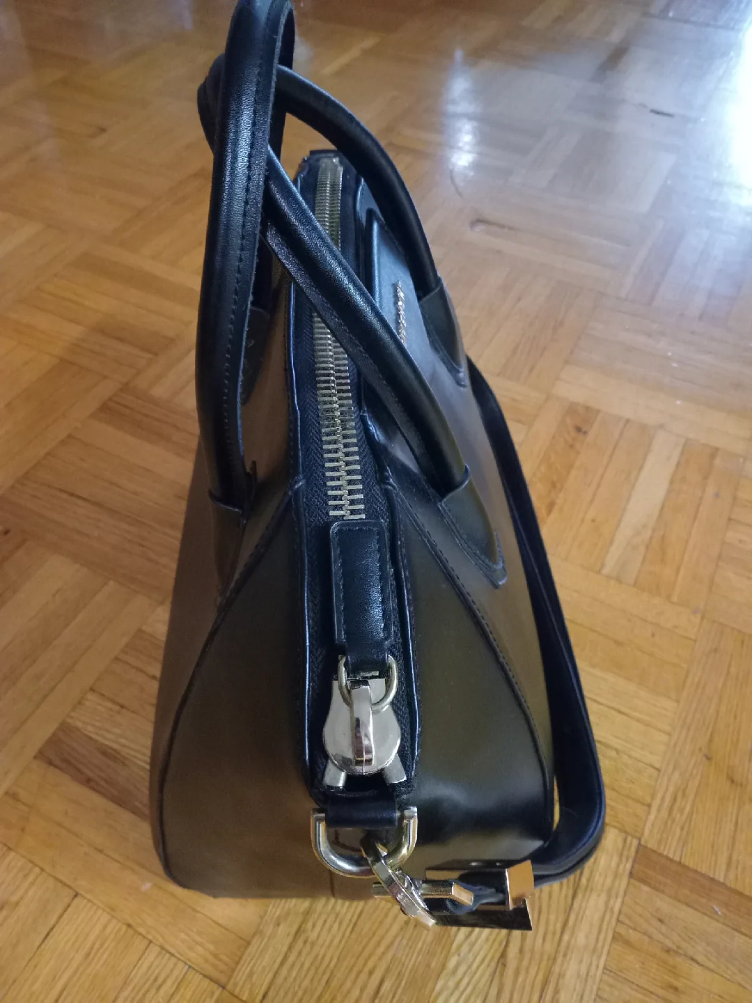 Givenchy Black Leather Handbag image indicator(2)