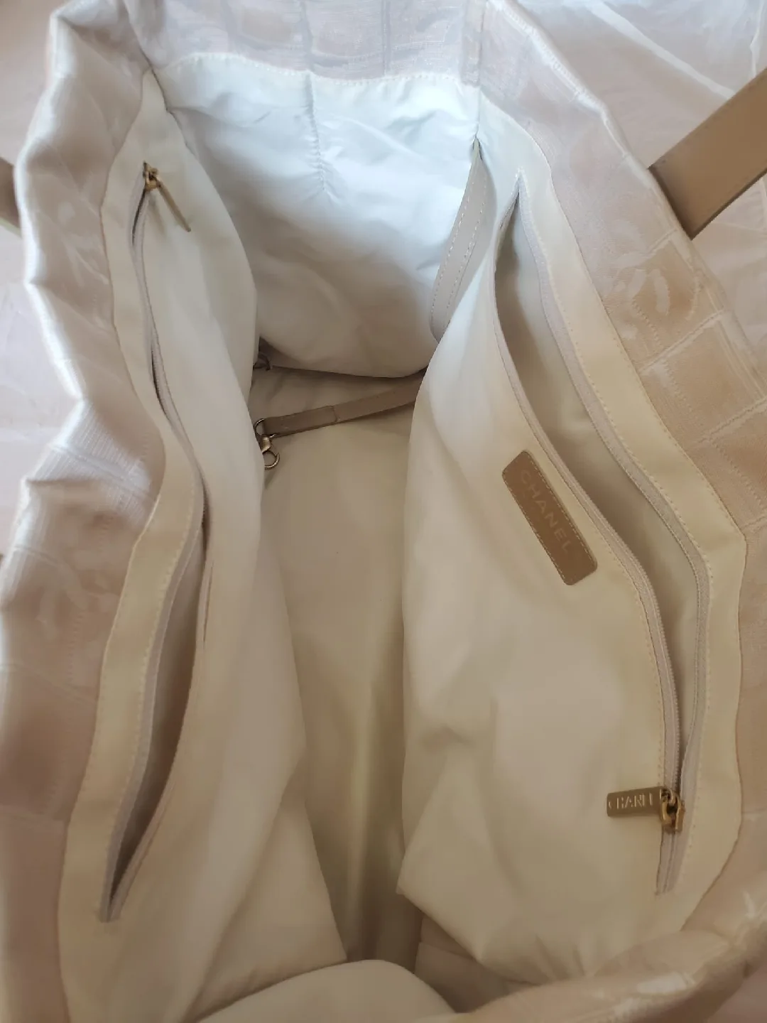 Chanel Beige Tote Bag image indicator(5)