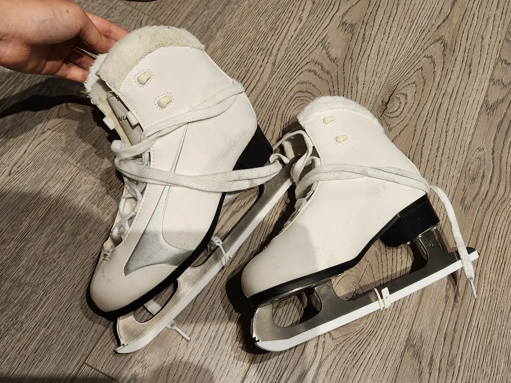 White Figure Ice Skates - Size US 5 thumbnail