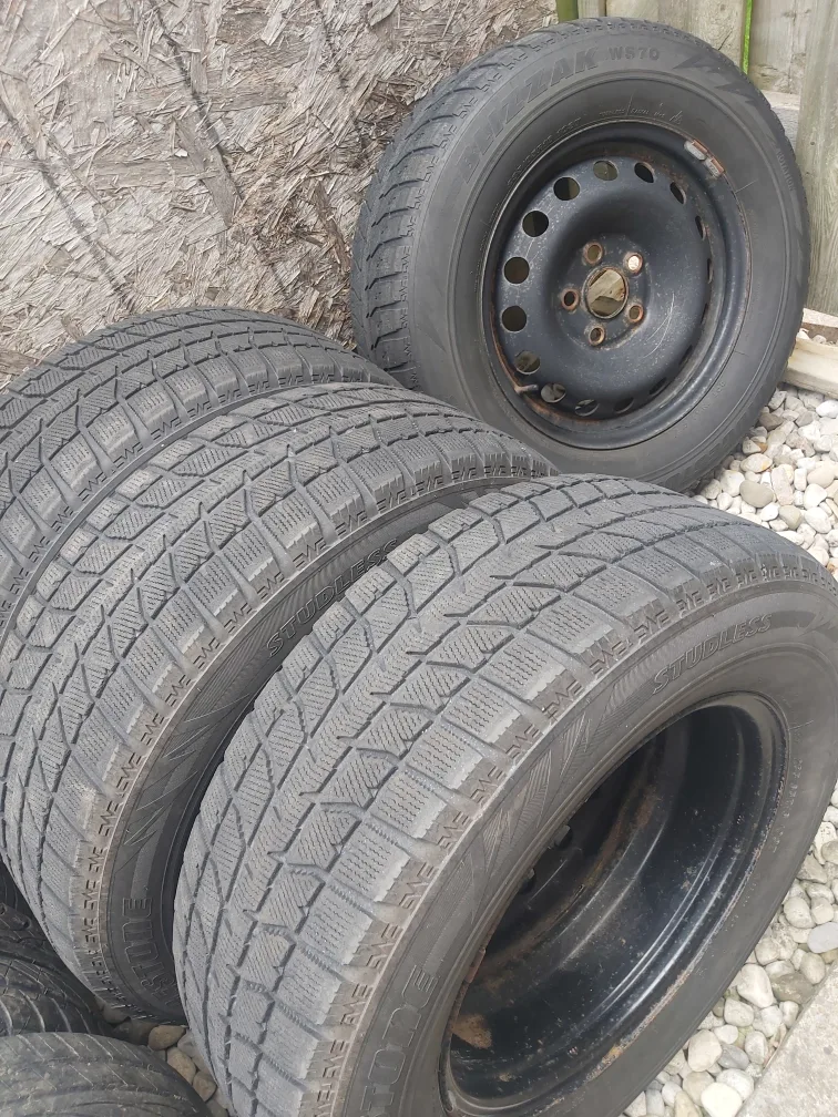 Bridgestone Blizzak WS70 235/65R16 Winter Tires image indicator(3)