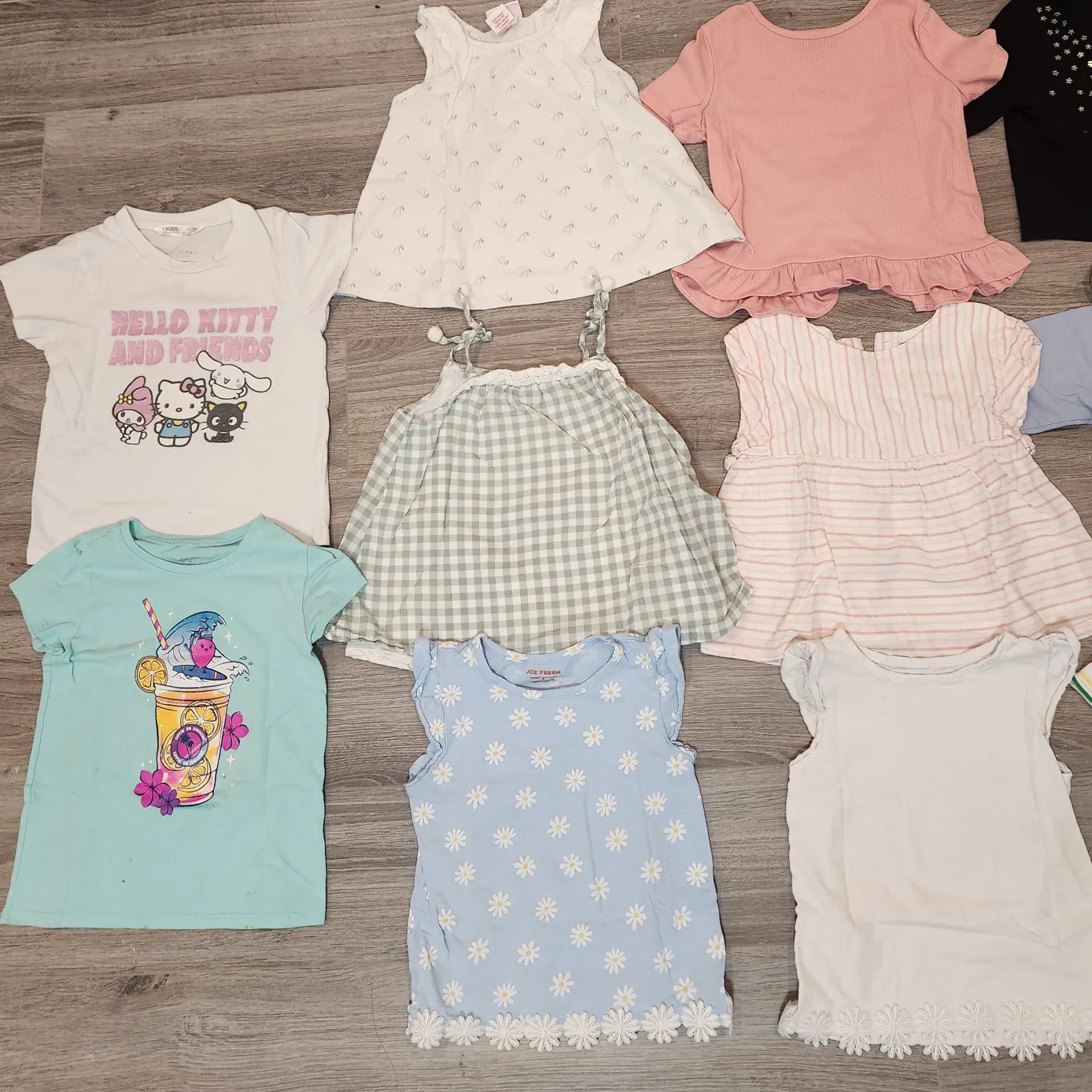 Girl clothes bundle (tops)- 4-6 years image indicator(4)