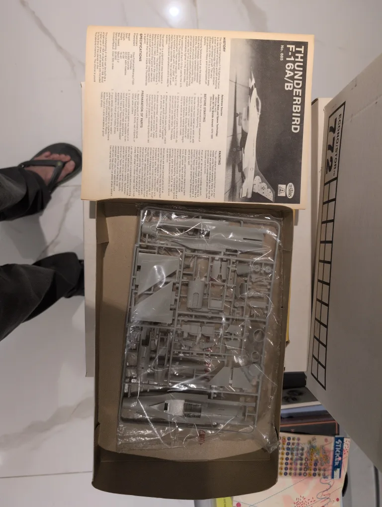 Testors F-16 Thunderbird Model Kit image indicator(2)