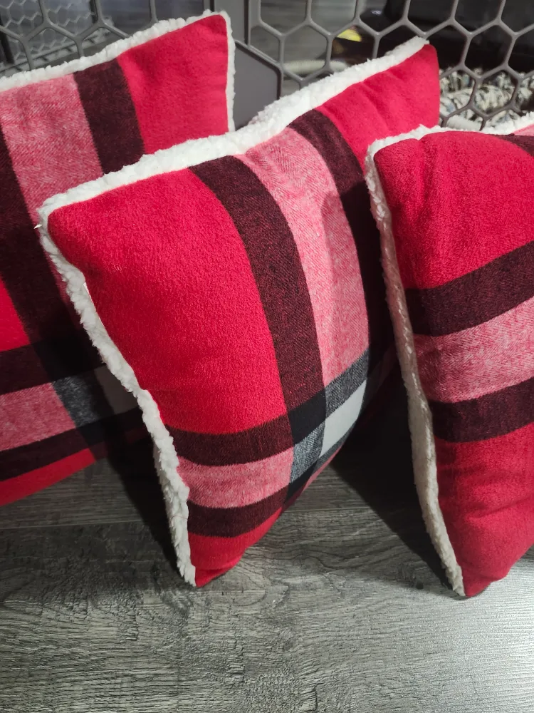 Set Of (4) New Decorative Throw Pillows image indicator(2)