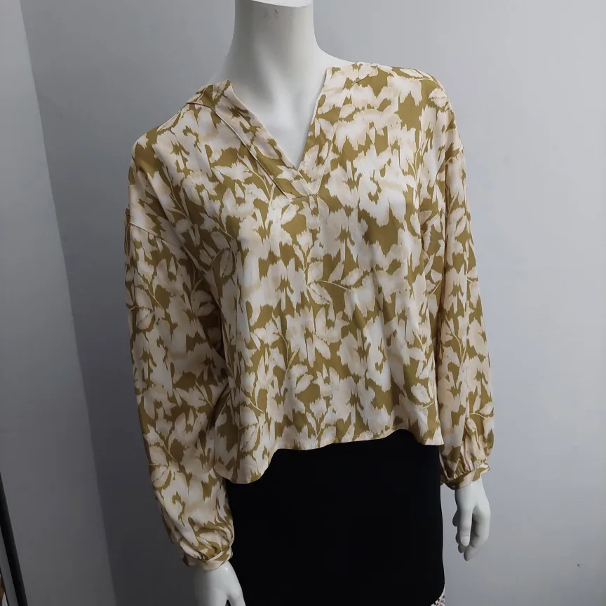 100 % VISCOSE Floral Print Blouse Medium image indicator(8)