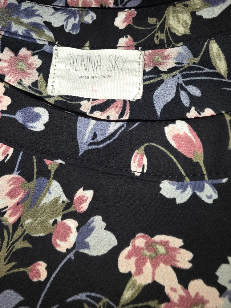 Sienna Sky Floral Short Sleeve Blouse - Size L image indicator(2)