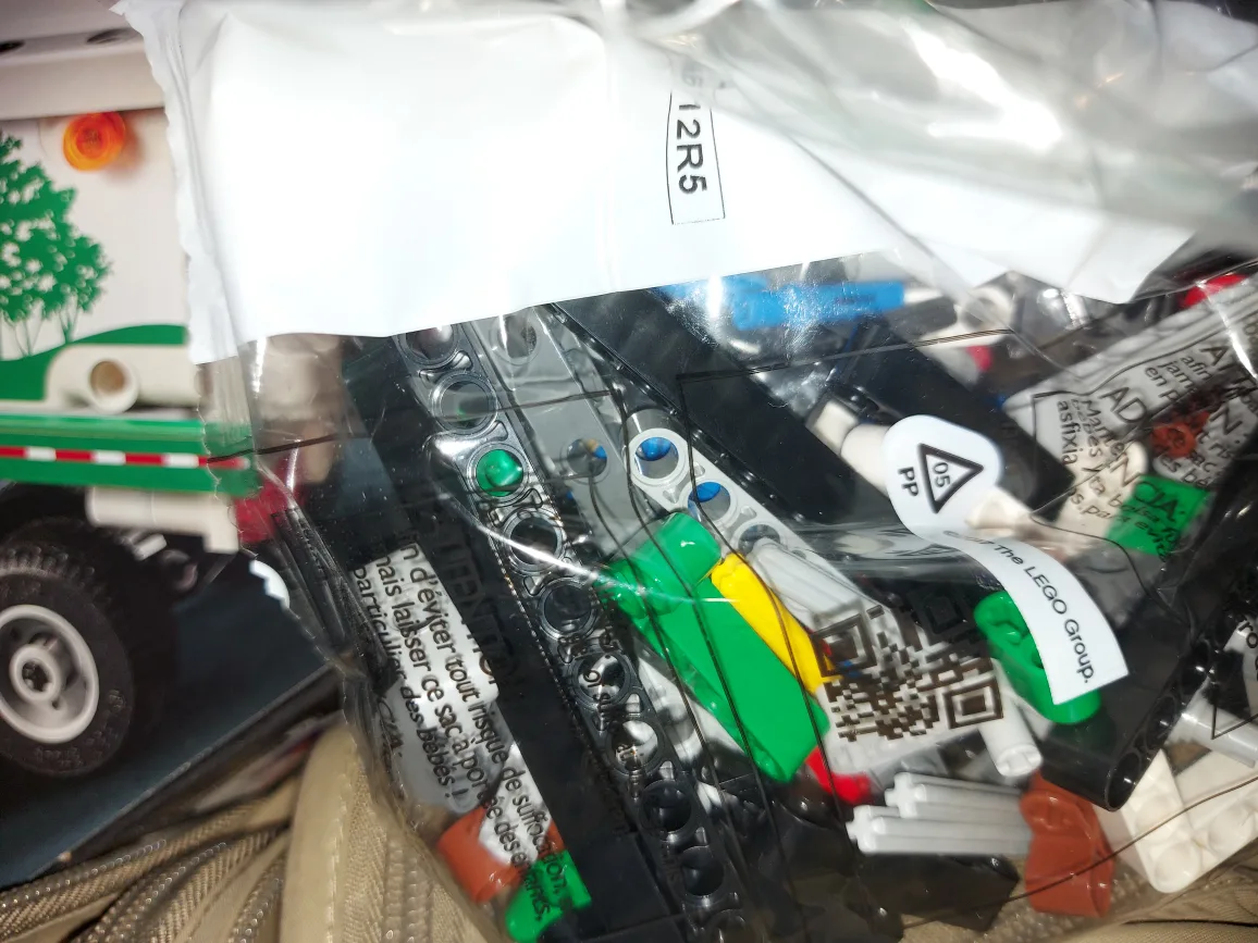 LEGO Technic Mack LR Electric Garbage Truck 42167 image indicator(4)