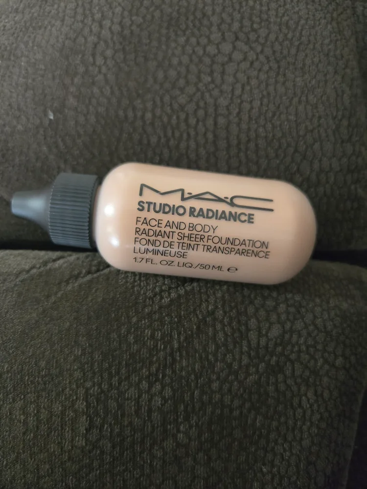 MAC Studio Radiance Face and Body Foundation - C8 image indicator(2)