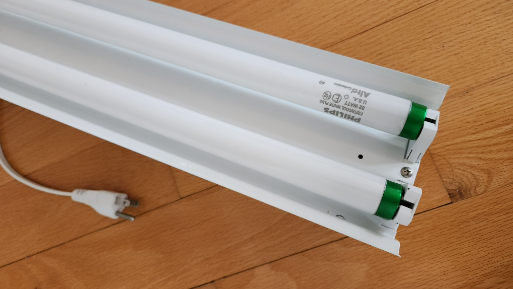 2 Fluorescent Shop Lights