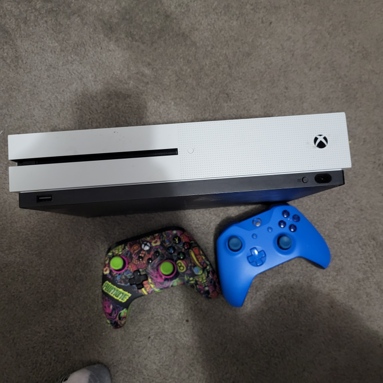 dont use anymore Xbox One S Console with Controllers